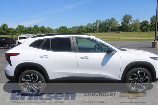 Summit White 2026 Chevrolet Trax FWD 2RS