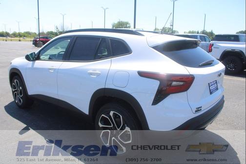 Summit White 2026 Chevrolet Trax FWD 2RS