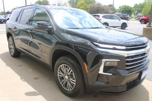 Mosaic Black Metallic 2025 Chevrolet Traverse LT