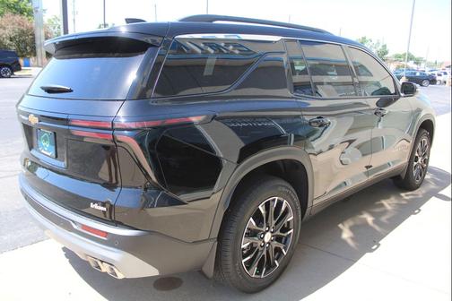 Mosaic Black Metallic 2026 Chevrolet Traverse LT