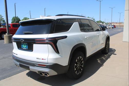 Iridescent Pearl Tricoat 2024 Chevrolet Traverse AWD Z71