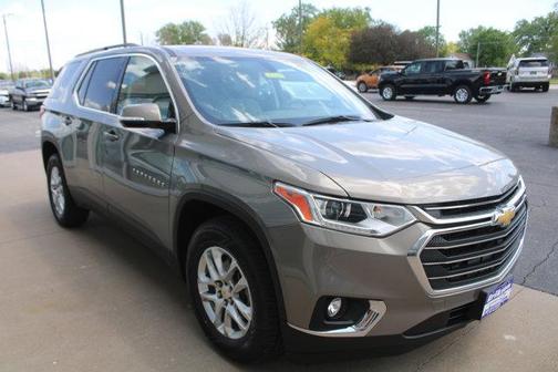 Pepperdust Metallic 2019 Chevrolet Traverse LT Cloth