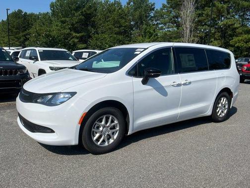 2025 Chrysler Voyager LX
