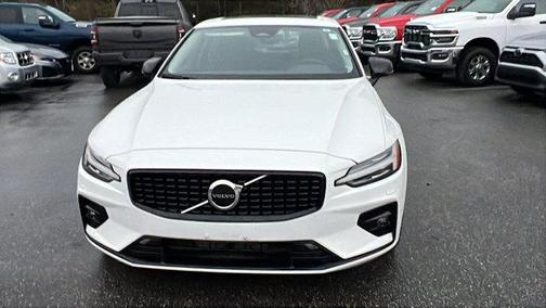 2024 Volvo S60 B5 Core Dark Theme