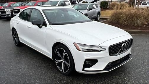 2024 Volvo S60 B5 Core Dark Theme