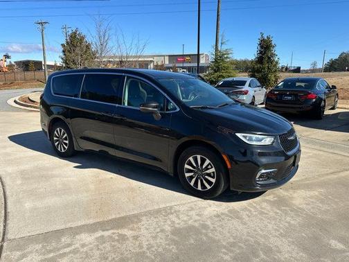 2023 Chrysler Pacifica Hybrid Touring L