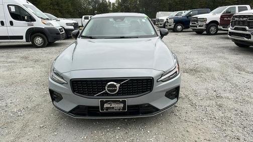 2024 Volvo S60 B5 Core Dark Theme