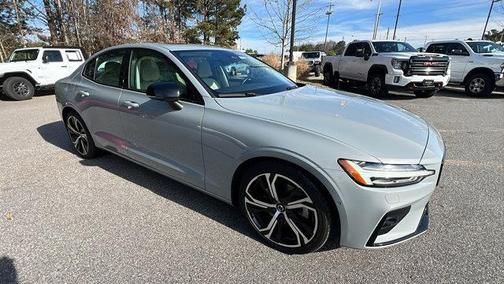 2024 Volvo S60 B5 Plus Dark Theme