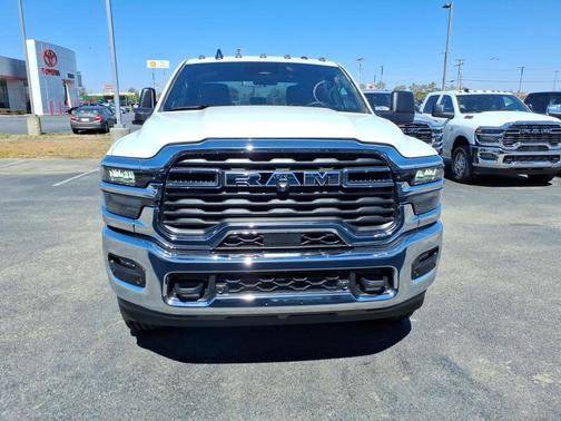 Bright White Clearcoat 2026 RAM 2500 Tradesman Crew Cab 4x4 6'4' Box