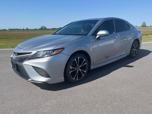 Photo 1 of 1 of 2019 Toyota Camry SE