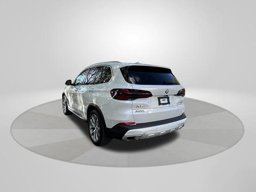 White Metallic 2025 BMW X5 xDrive40i