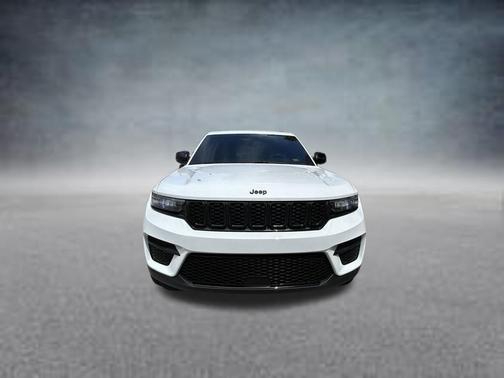 Bright White Clearcoat 2024 Jeep Grand Cherokee Laredo