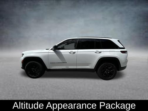Bright White Clearcoat 2024 Jeep Grand Cherokee Laredo