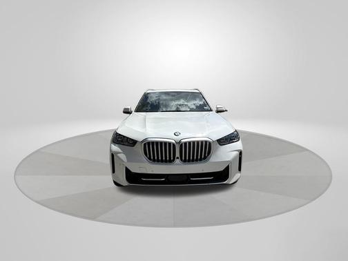 White Metallic 2024 BMW X5 xDrive40i