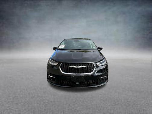 Brilliant Black Crystal Pearlcoat 2023 Chrysler Pacifica Touring-L