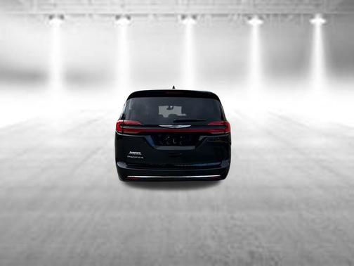 Brilliant Black Crystal Pearlcoat 2023 Chrysler Pacifica Touring-L