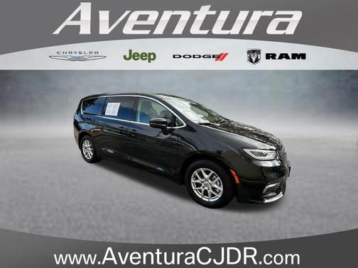 Brilliant Black Crystal Pearlcoat 2023 Chrysler Pacifica Touring-L