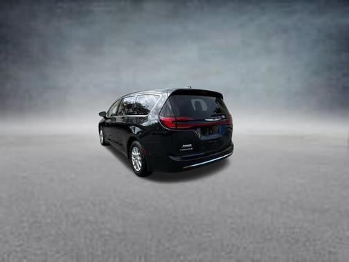 Brilliant Black Crystal Pearlcoat 2023 Chrysler Pacifica Touring-L