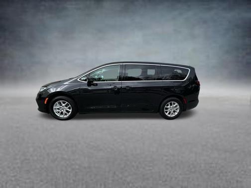 Brilliant Black Crystal Pearlcoat 2023 Chrysler Pacifica Touring-L