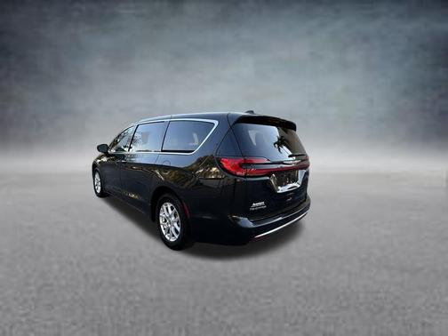 Brilliant Black Crystal Pearlcoat 2023 Chrysler Pacifica Touring-L