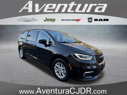 Brilliant Black Crystal Pearlcoat 2023 Chrysler Pacifica Touring-L