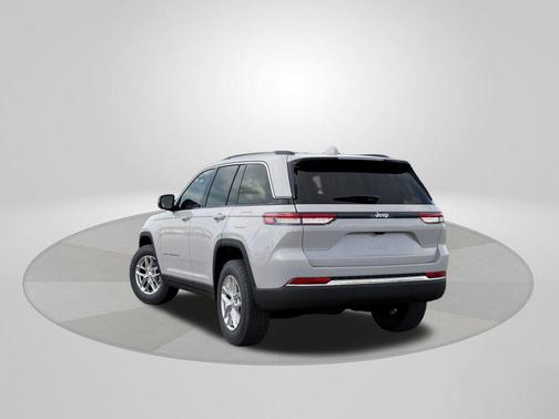 Bright White Clearcoat 2026 Jeep Grand Cherokee Laredo X