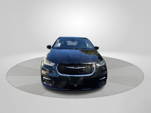 Brilliant Black Crystal Pearlcoat 2023 Chrysler Pacifica Touring-L