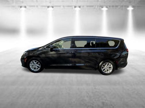 Brilliant Black Crystal Pearlcoat 2023 Chrysler Pacifica Touring-L