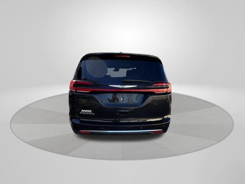 Brilliant Black Crystal Pearlcoat 2023 Chrysler Pacifica Touring-L