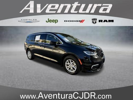 Brilliant Black Crystal Pearlcoat 2023 Chrysler Pacifica Touring-L