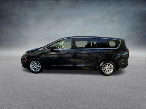 Brilliant Black Crystal Pearlcoat 2023 Chrysler Pacifica Touring-L