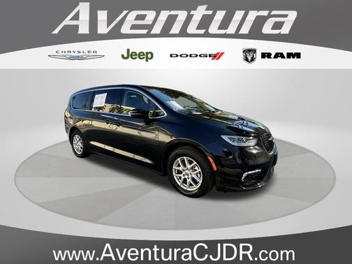 Brilliant Black Crystal Pearlcoat 2023 Chrysler Pacifica Touring-L