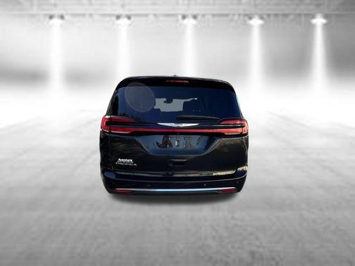 Brilliant Black Crystal Pearlcoat 2023 Chrysler Pacifica Touring-L