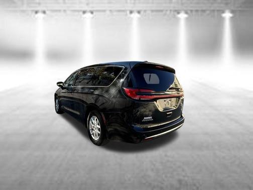 Brilliant Black Crystal Pearlcoat 2023 Chrysler Pacifica Touring-L
