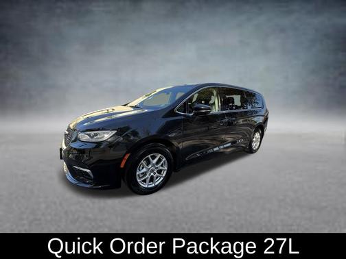 Brilliant Black Crystal Pearlcoat 2023 Chrysler Pacifica Touring-L