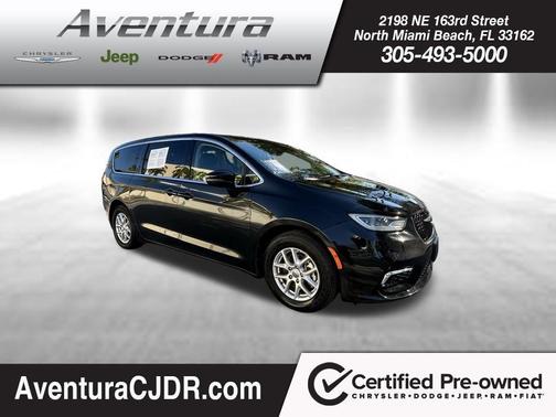 Brilliant Black Crystal Pearlcoat 2023 Chrysler Pacifica Touring-L