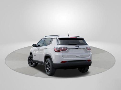 Bright White Clearcoat 2026 Jeep Compass Latitude