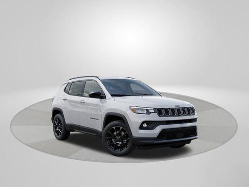 Bright White Clearcoat 2026 Jeep Compass Latitude