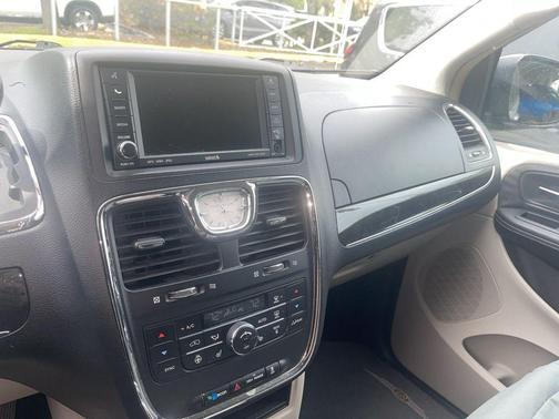 2011 Chrysler Town & Country Touring