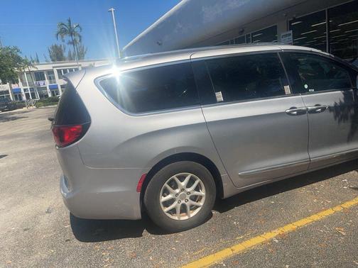 Billet Silver Metallic Clearcoat 2020 Chrysler Pacifica Touring-L