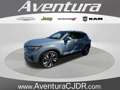 2023 Volvo XC40 B5 Plus Bright Theme