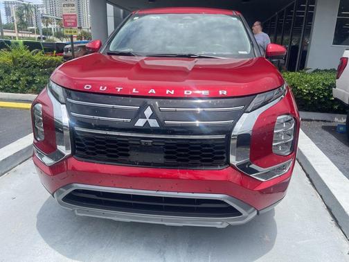 Red 2025 Mitsubishi Outlander SE