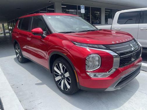 Red 2025 Mitsubishi Outlander SE