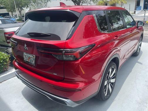 Red 2025 Mitsubishi Outlander SE