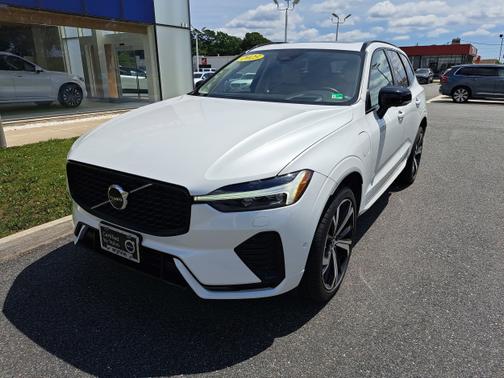 2023 Volvo XC60 Recharge Plug-In Hybrid Ultimate Dark Theme