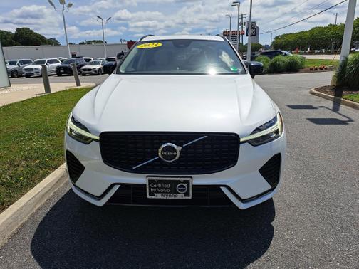 2023 Volvo XC60 Recharge Plug-In Hybrid Ultimate Dark Theme