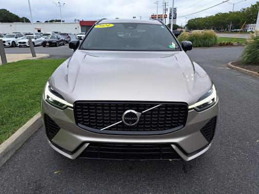 2024 Volvo XC60 Recharge Plug-In Hybrid Ultimate Dark Theme