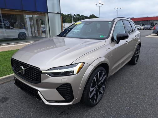 2024 Volvo XC60 Recharge Plug-In Hybrid Ultimate Dark Theme