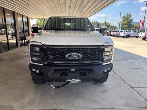 Oxford White 2023 Ford F-250 Lariat