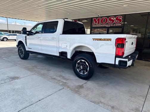 Oxford White 2023 Ford F-250 Lariat